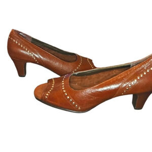 AEROSOLES Cognac brown leather open toe pumps. Gold studs. Size 7.5